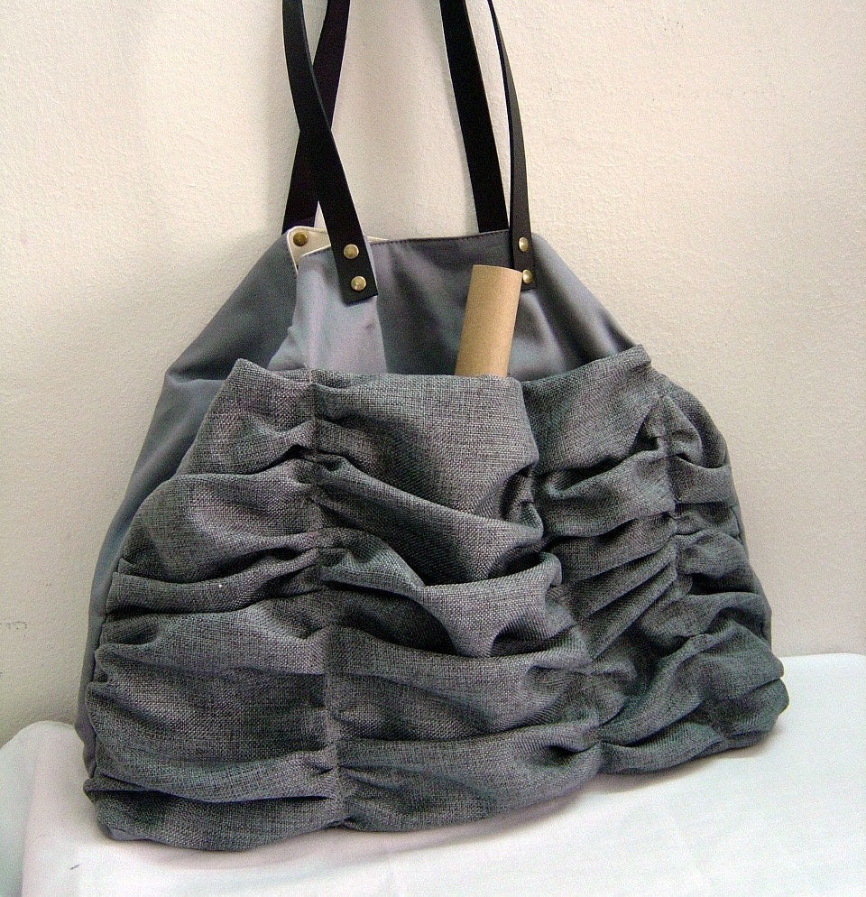 Winter Ruffles in grey with leather strap -- shoulder bag