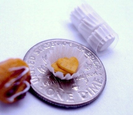 Dollhouse Miniature - Cupcake Casings - 12 Greasepaper Cases - 16 Folds