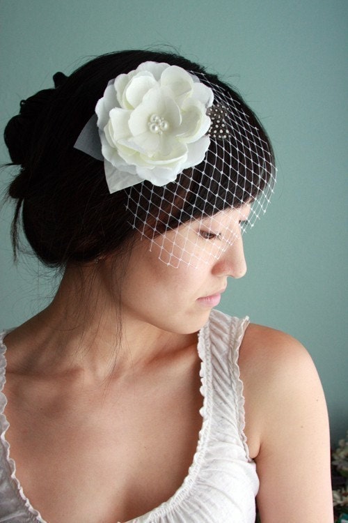 Dove - Lovely and modern bridal hair piece, silk flower, detachable DewDrop veil, feathers - Made to Order
