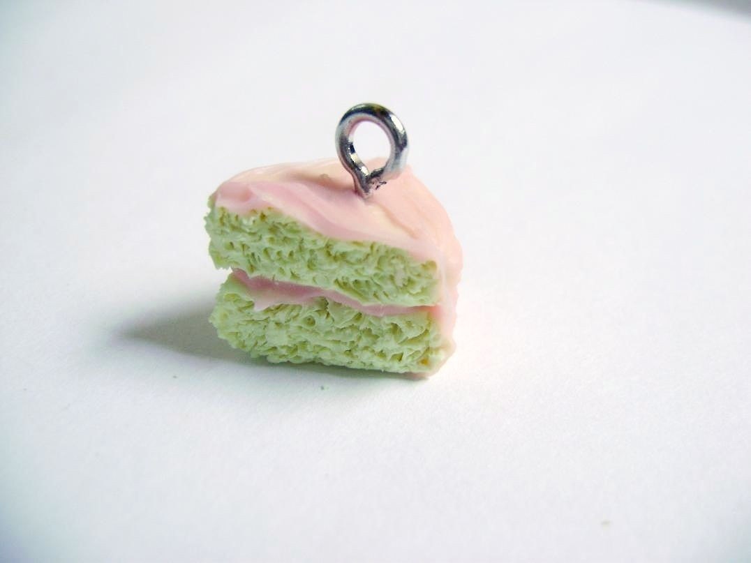 Buttercream cake with Strawberry Frosting Pendant