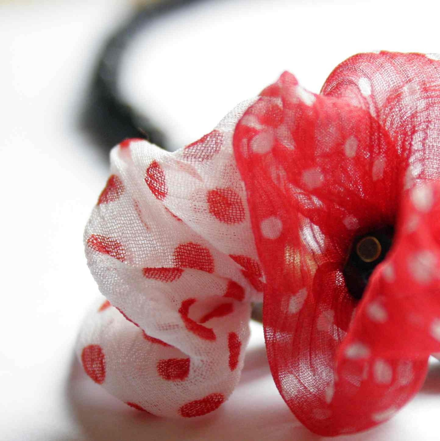 Poppy Girl - poppy flower necklace made of silk and faceted glass beads