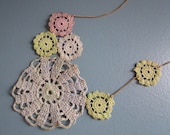 scattered doily necklace