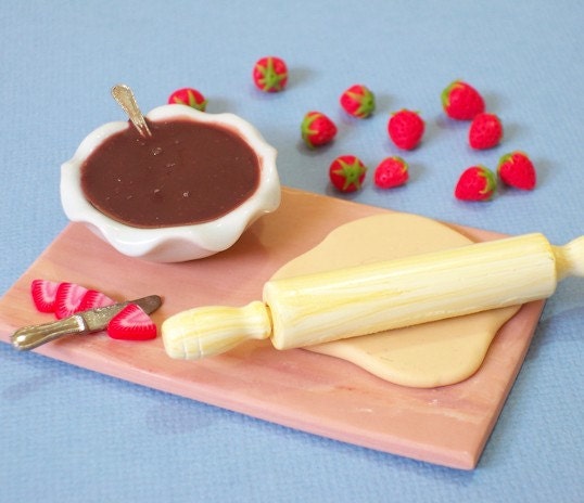 Chocolate and strawberries Cake - Miniature preparation Board 1/12 
Scale