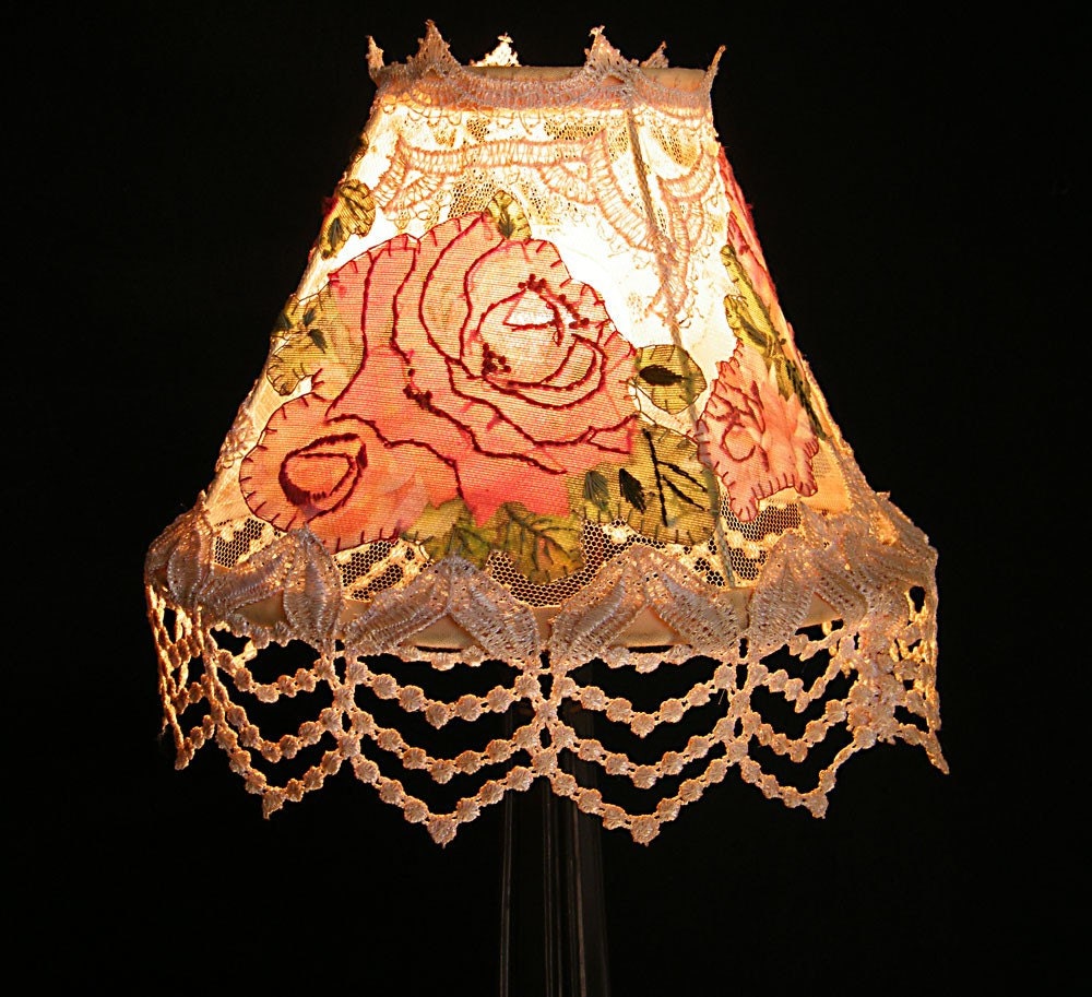 Mintook- Vintage Table Lamp Shade with big roses in red/ pink colors and green leaves.