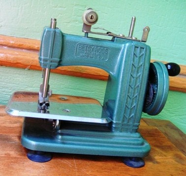 Betsy Ross Vintage Miniature Sewing Machine - Mint Condition w/Box