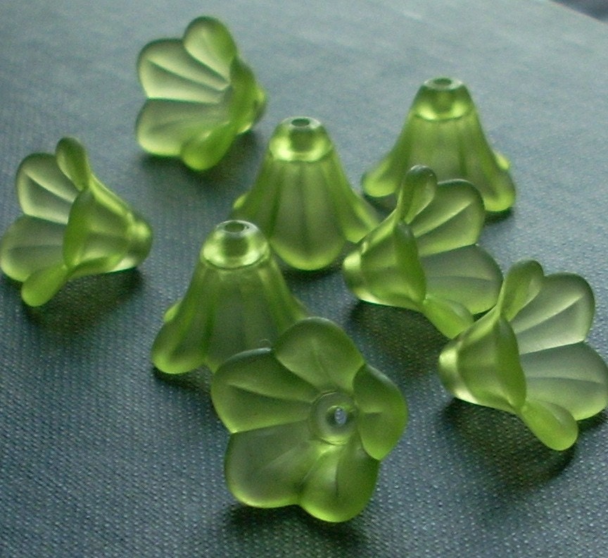 8 Medium Lucite Lily Flower Beads - Watercolor Green