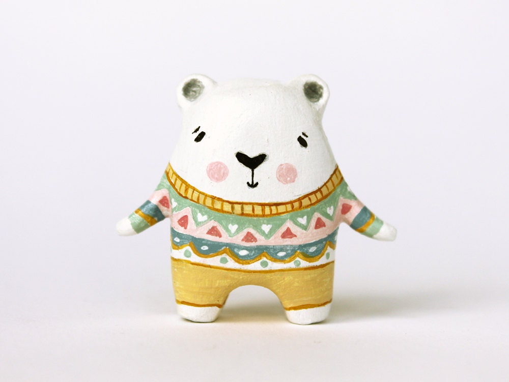 Clay animal - Bear hugs - Miniature figurine - Ursus, the polar bear