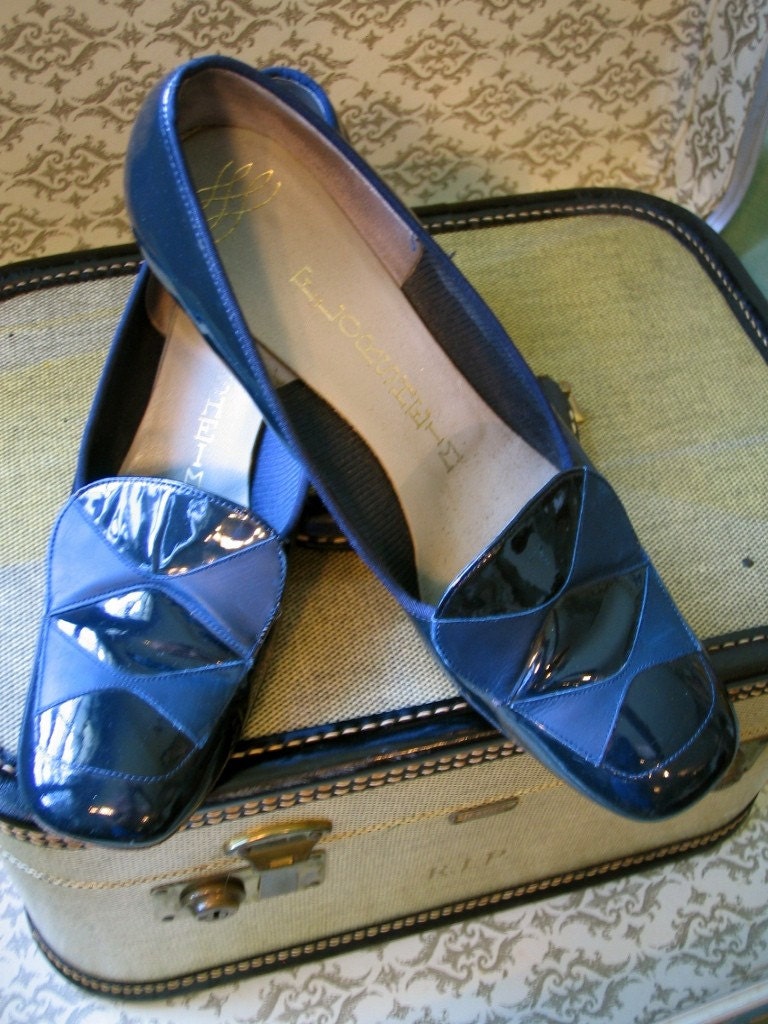 Vintage 1960's Argyle Shoes Patent Leather Geometric FLORSHEIM  MOD Prep Deep Dark Navy and Light Blue High Heel Pumps Size 6 6.5