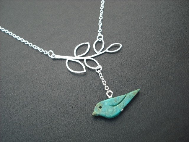 matte five leaf branch and blue bird necklace - white gold plated