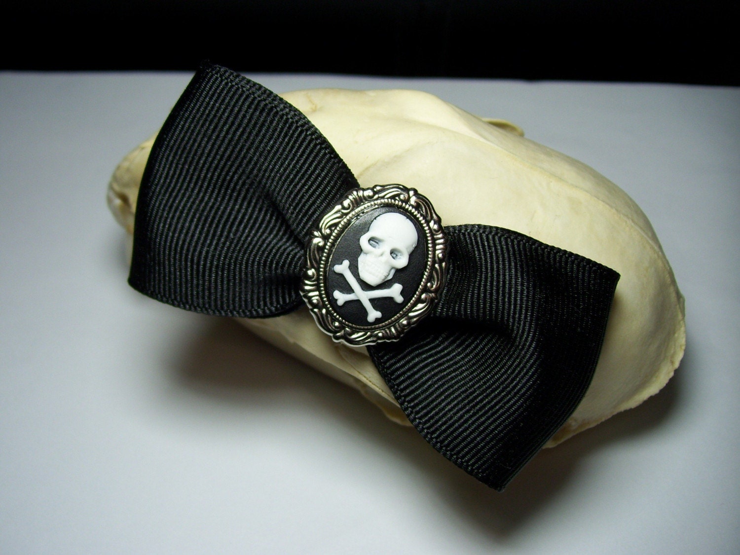 Adorable Antique Silver Black and White  Skull Cross Bones Cameo Gothic Lolita Steampunk Hair Bow Barrette Pin Clip