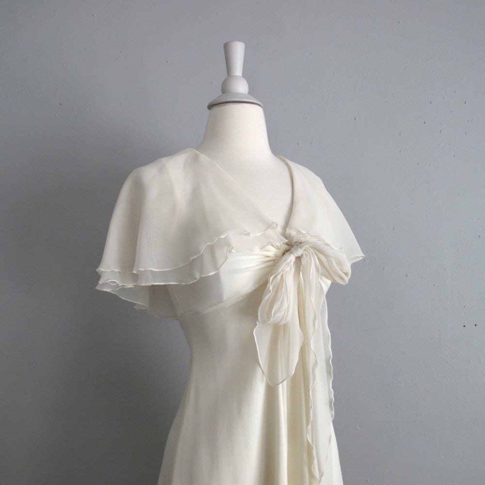 1970s vintage FLUTTER SLEEVE cream dress