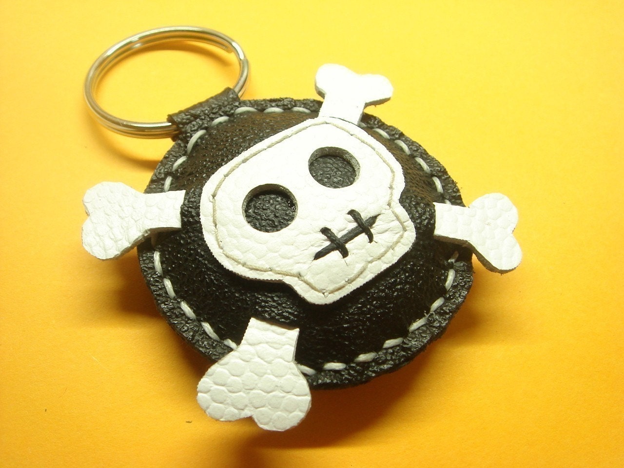 Ashbren the Skull Leather Keychain ( black and white )
