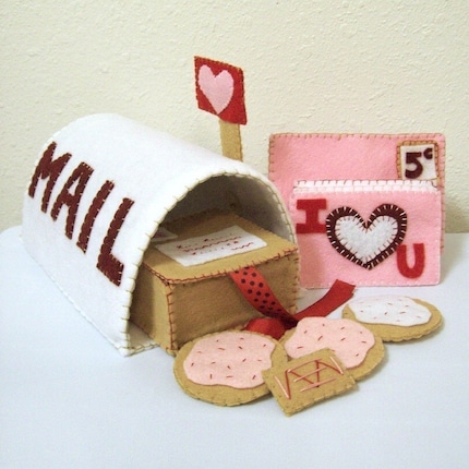 Felt Mailbox Pattern - PINK POST OFFICE - Send letters and cookies