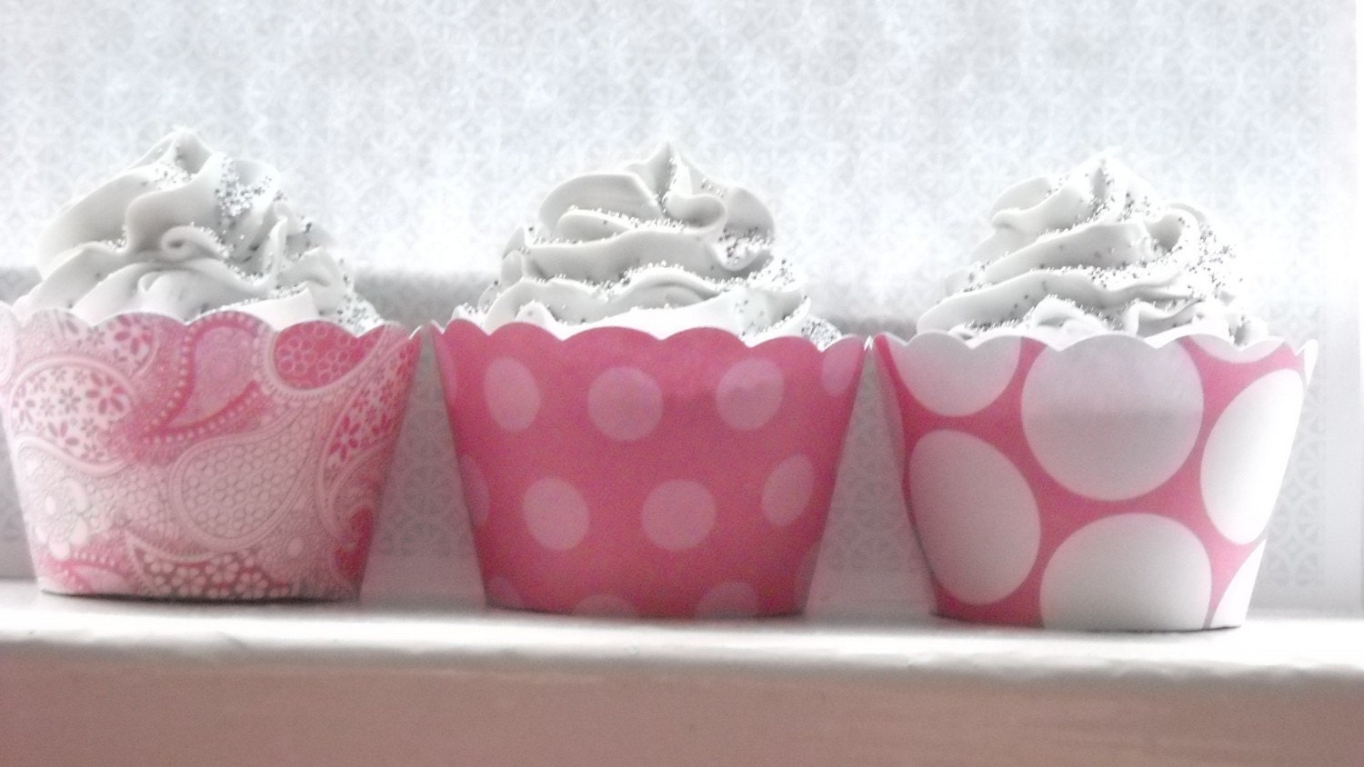 Cupcake Wrappers, bright pink - Set of 24