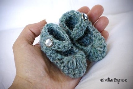 Crocheted Baby Shoes. Aqua Green Blue Mary Janes with Shiny Silver Metal Vintage Buttons.  Preemies - Newborn
