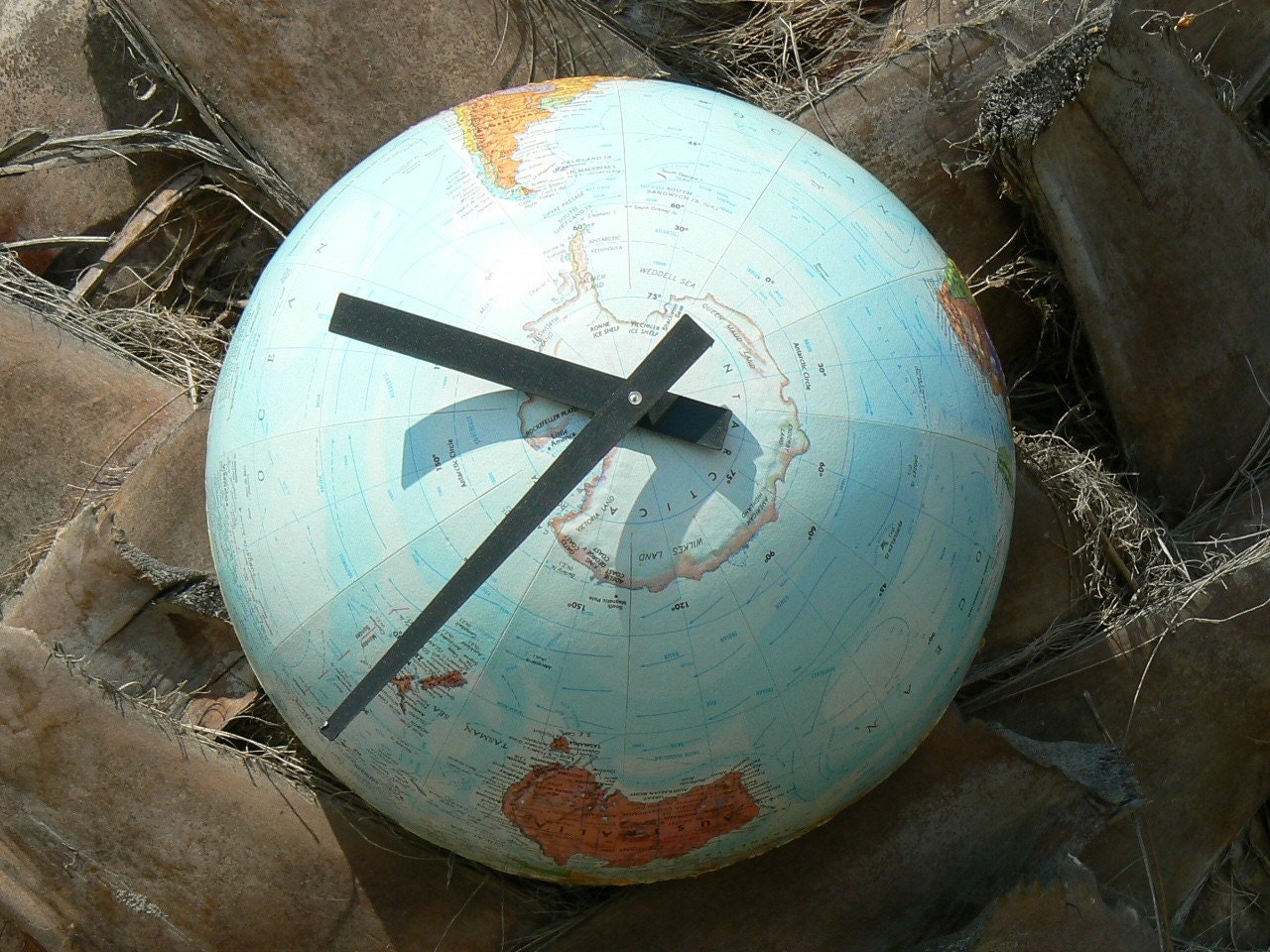 1/2 Globe Clock - Southern Hemisphere