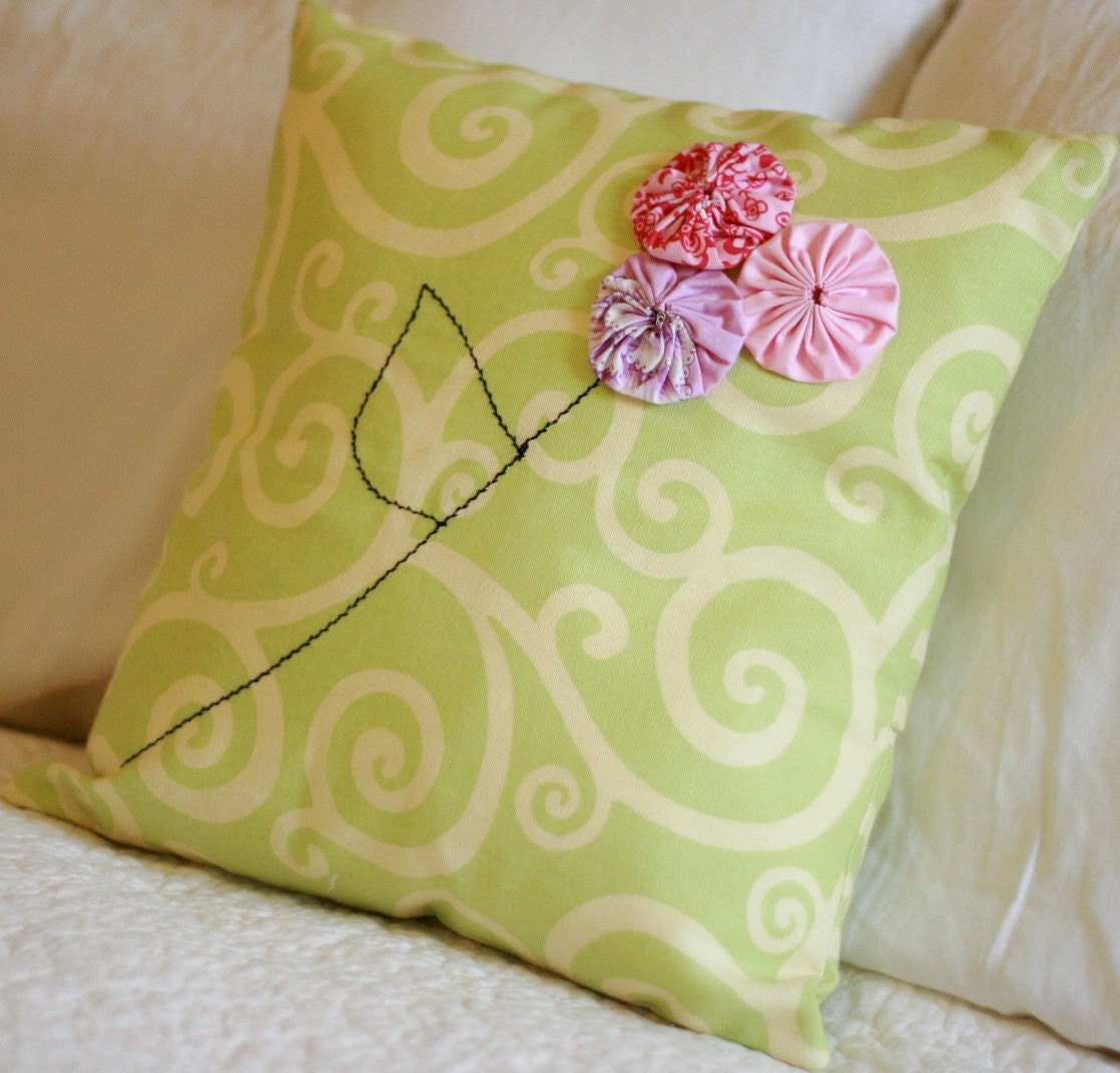 Vintage YoYo Flower Pillow Cover by CreekBedThreads