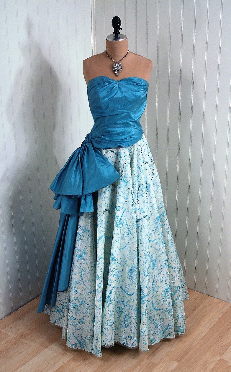 1950's Vintage Elegant Ruched-Strapless I.Magnin Designer-Couture Aqua and White Sequin Silk-Taffeta Bombshell Peplum Prom Wedding Party Cocktail Dress Gown