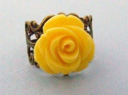 Vintage Rose Ring in Lemon Yellow