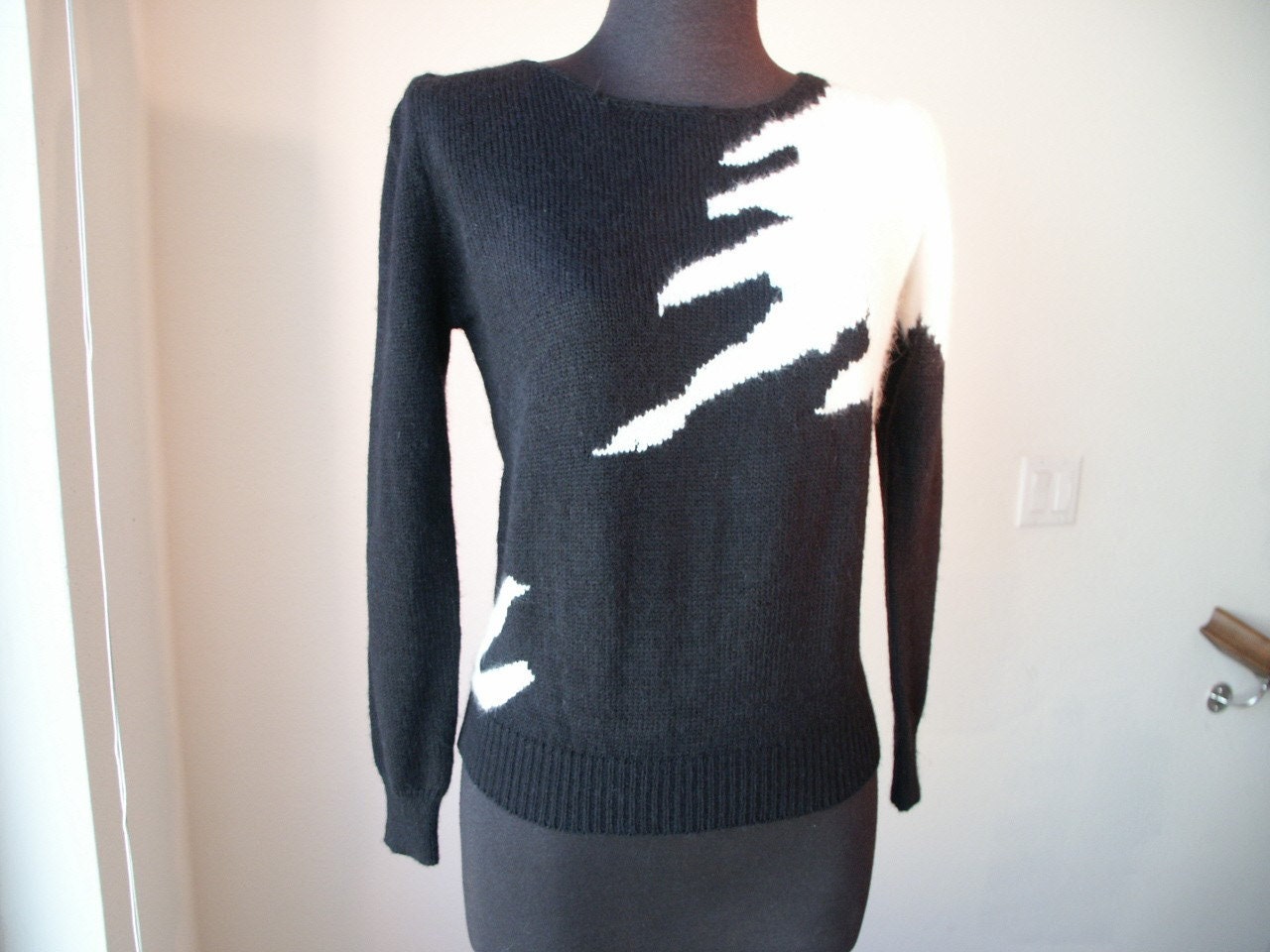 GRAPHIC 80's Black and Cream Sweater, Size Small