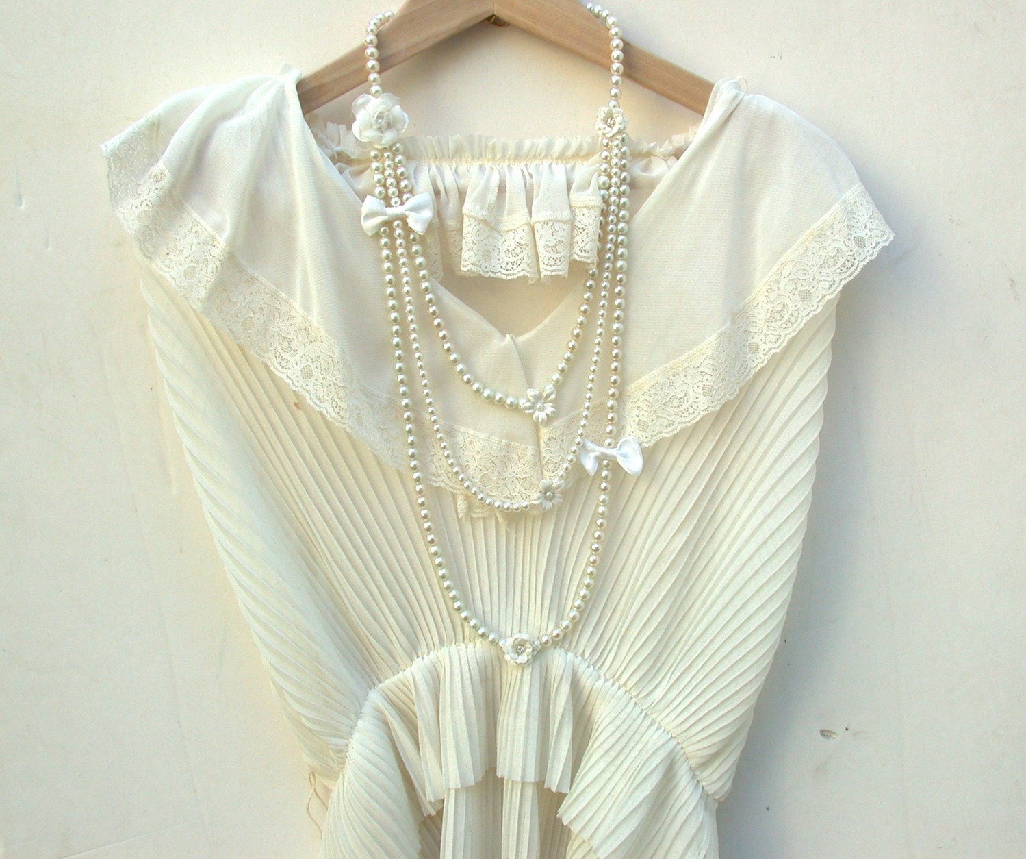 Carrie Bradshaw Inspired Triple Cream Pearls Necklace