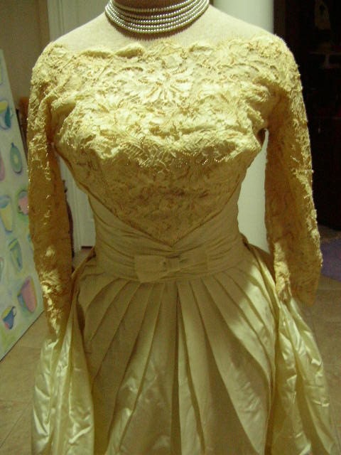 REDUCED from 599 dollars Gorgeous vintage wedding gown 1940 s 1050 s rvory lace with a scoop neck