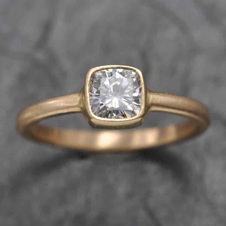 1 carat cushion cut diamond ring - 14k gold - solitaire