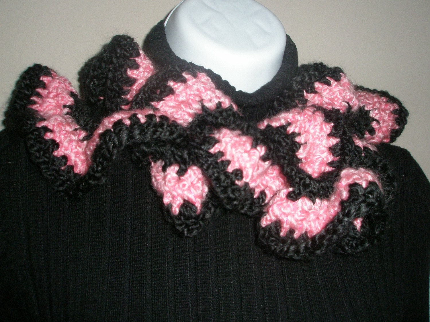 Curly handmade scarf-pink and black