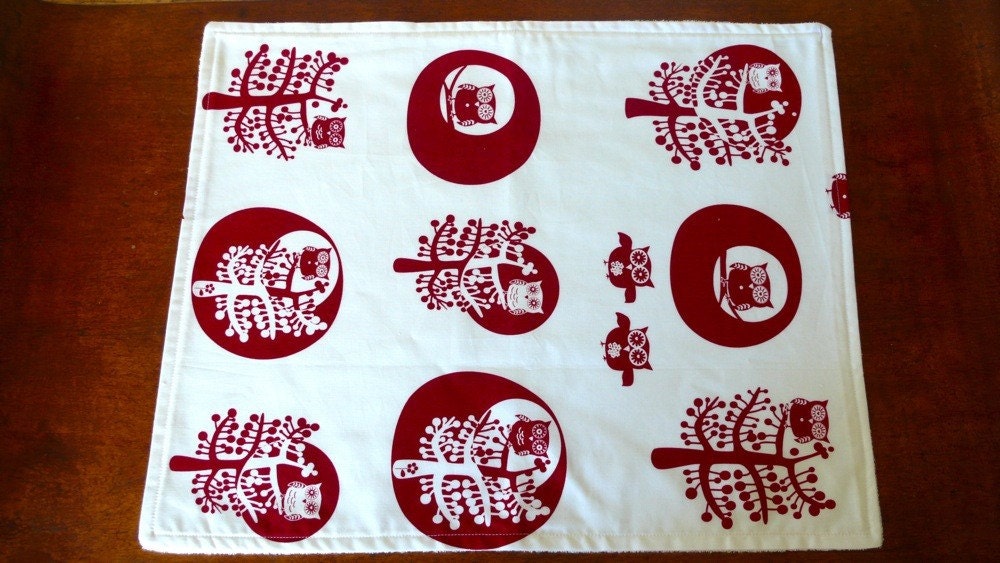 Eco change mat / burp cloth with festive red owls
