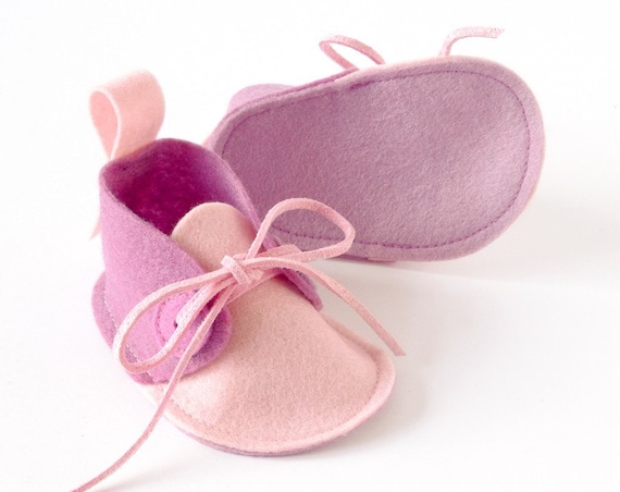 Pink baby booties - baby girl shoes in pure wool felt, newborn baby shoes, baby slippers