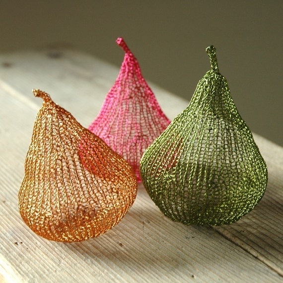 Metal wire pears in color PDF tutorial