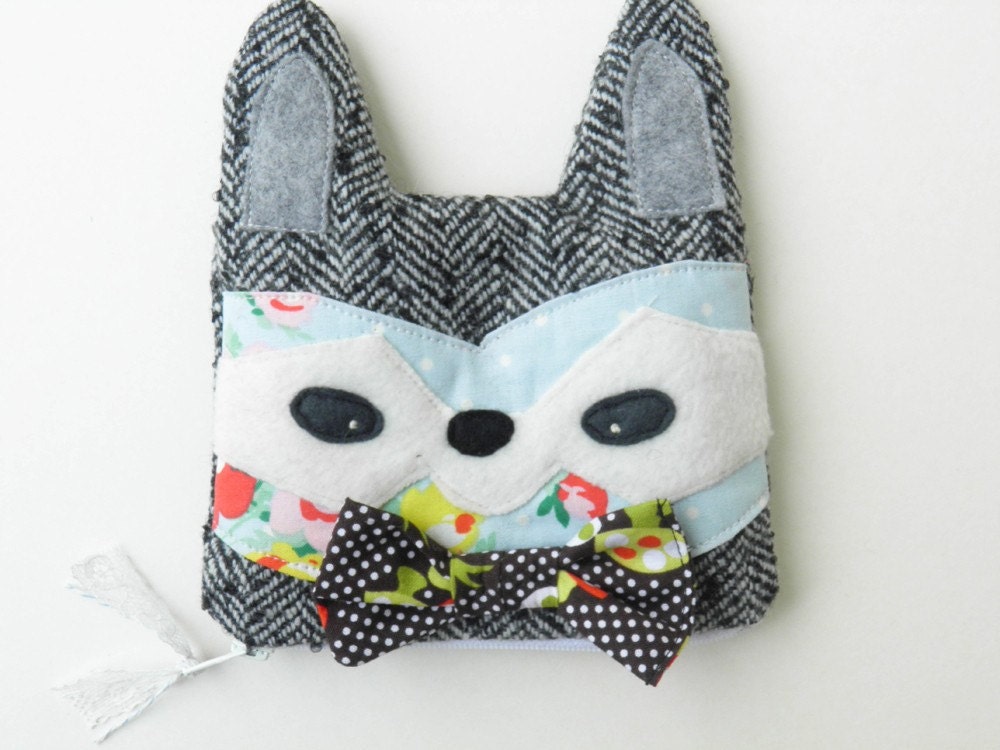 Raccoon zipped pouch with a  mushrooms cotton lining