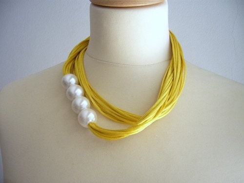 Yellow and pearls necklace