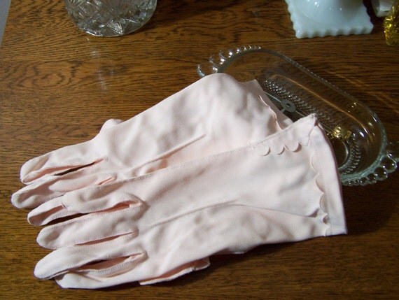 Vintage Pink Scalloped Edge Ladies' Gloves
