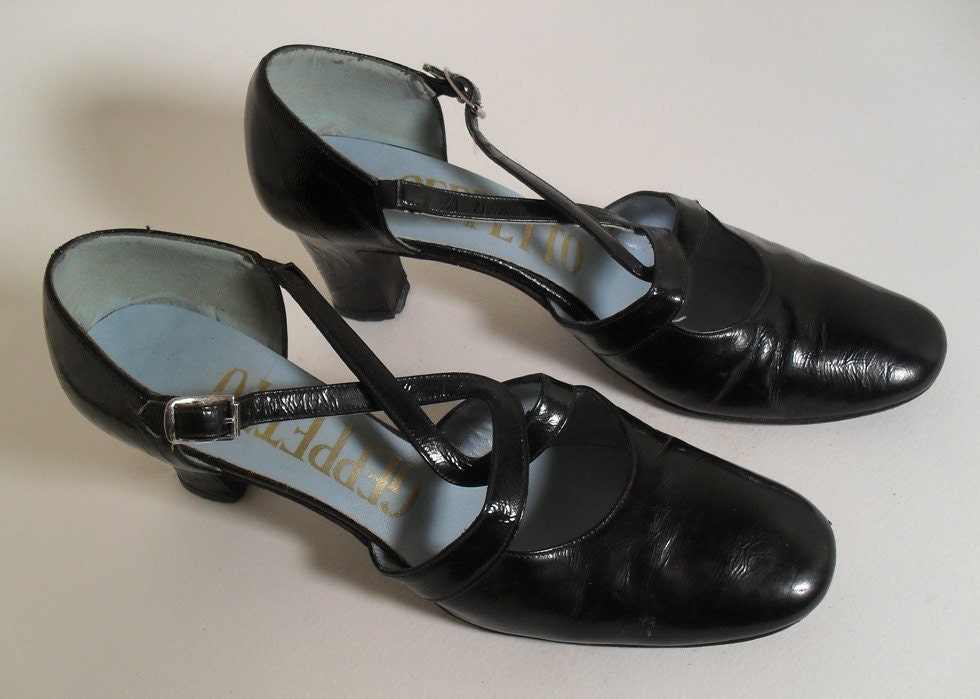 SALE PRICE / 1960s Geppetto strappy mod maryjanes