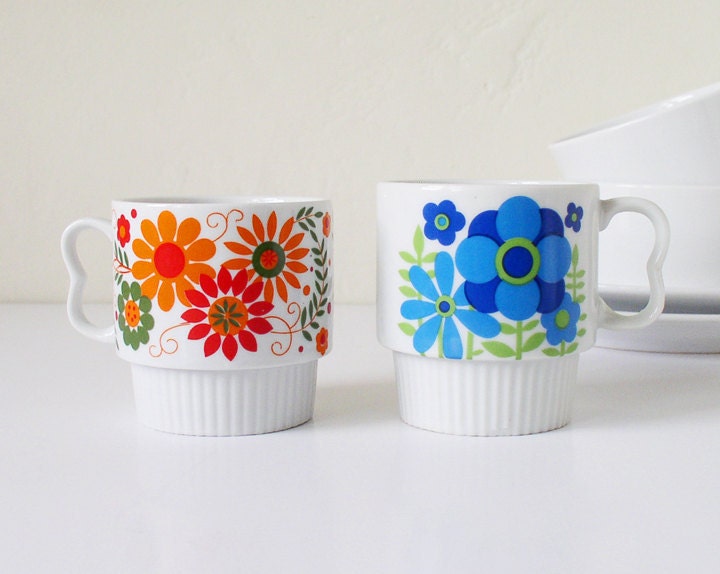 Vintage coffee mugs with mod flower pattern, made in Japan