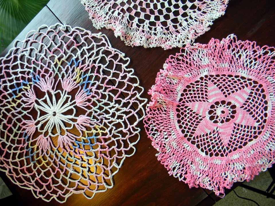 20% OFF MOVING SALE Branca e Pink Doilies Assorted 4080