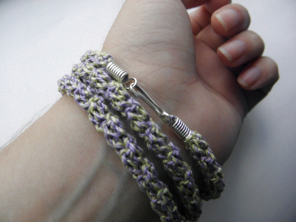 Crochet bracelet made of cotton mauve and light green