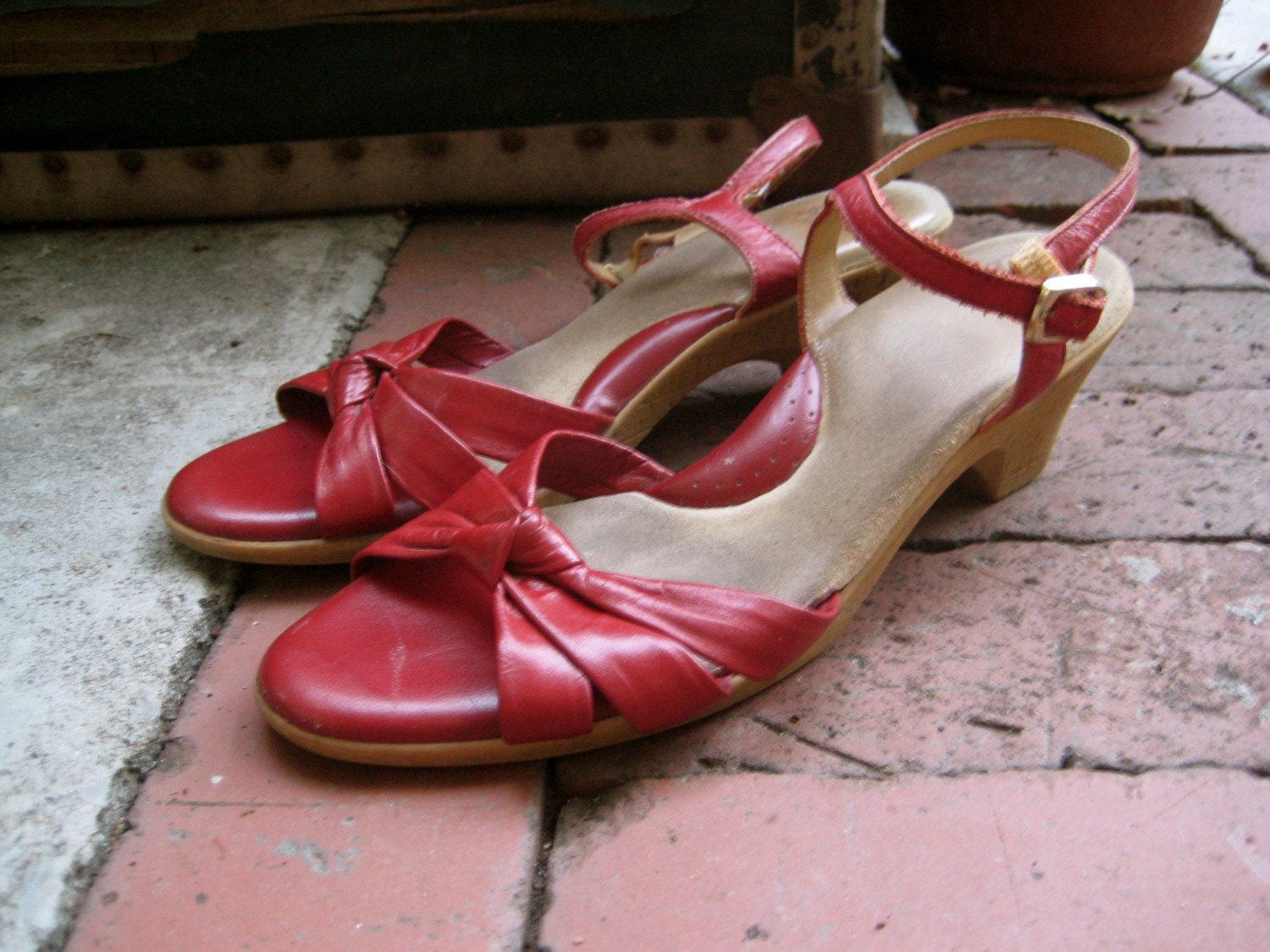 vintage red leather knot wedge granny sandals. 8.