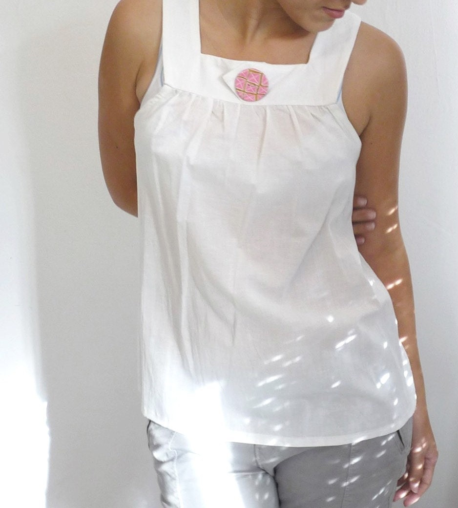Sweet top with a hand made button - cream