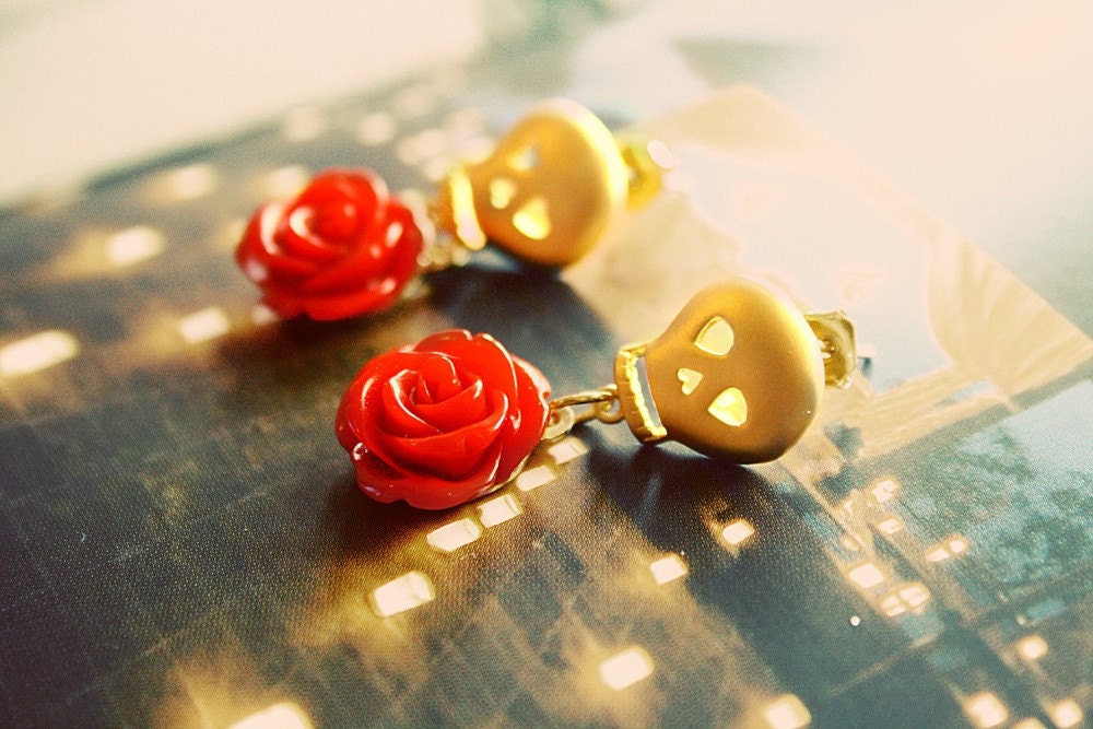 Skull earrings in sexy red rose