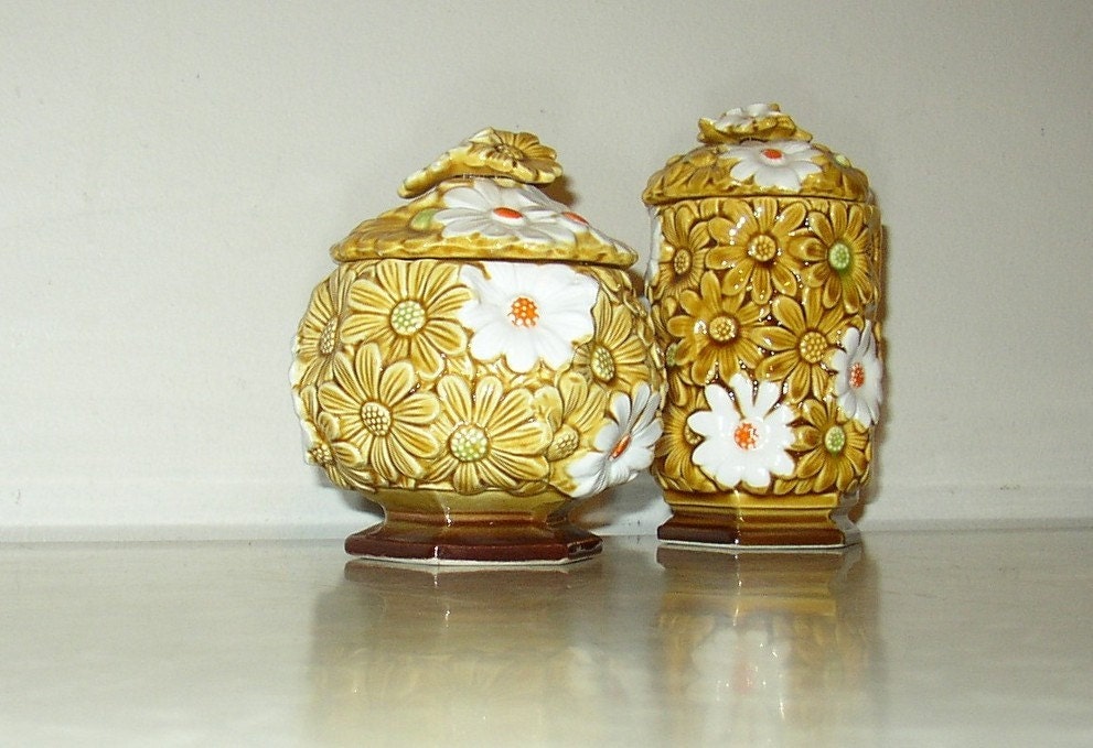 Fred Roberts Daisy Ceramic Containers with Lids. From retroology