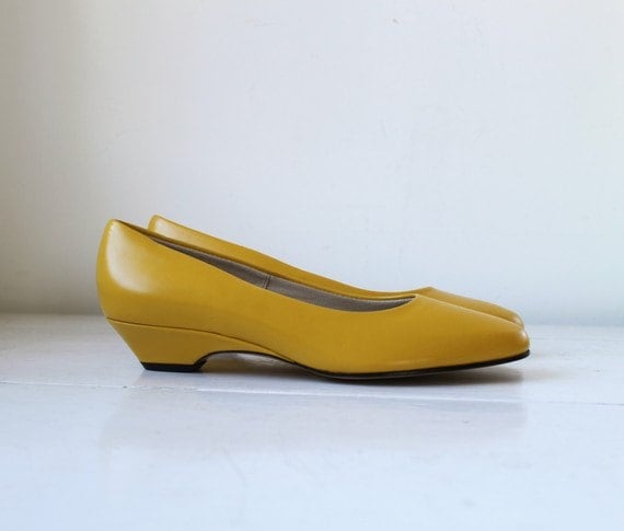 vintage 1980s BUTTERNUT leather flats, size 7 and a half deadstock