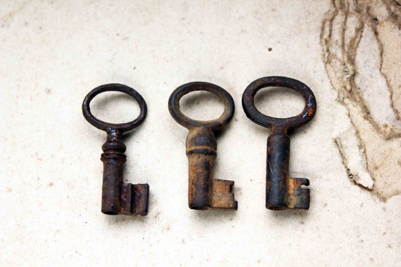 French antique skeleton key - lot of 3 oval open headed keys - rustic genuine patina