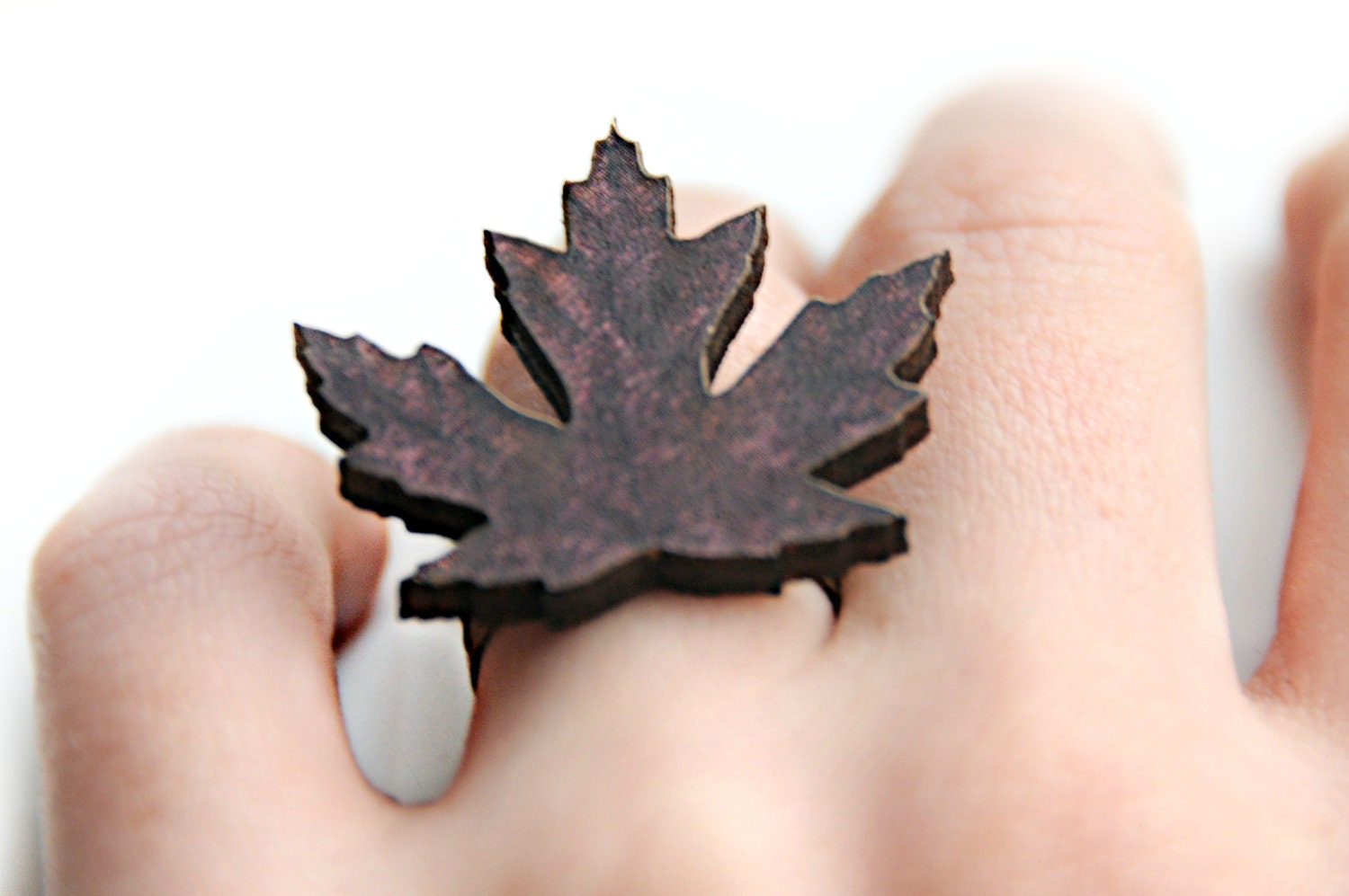 Ring  - Uit hout gesneden bruin herfstblad