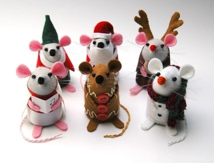 Click for FREE Pattern: Christmas Mouse | | Into CraftInto Craft