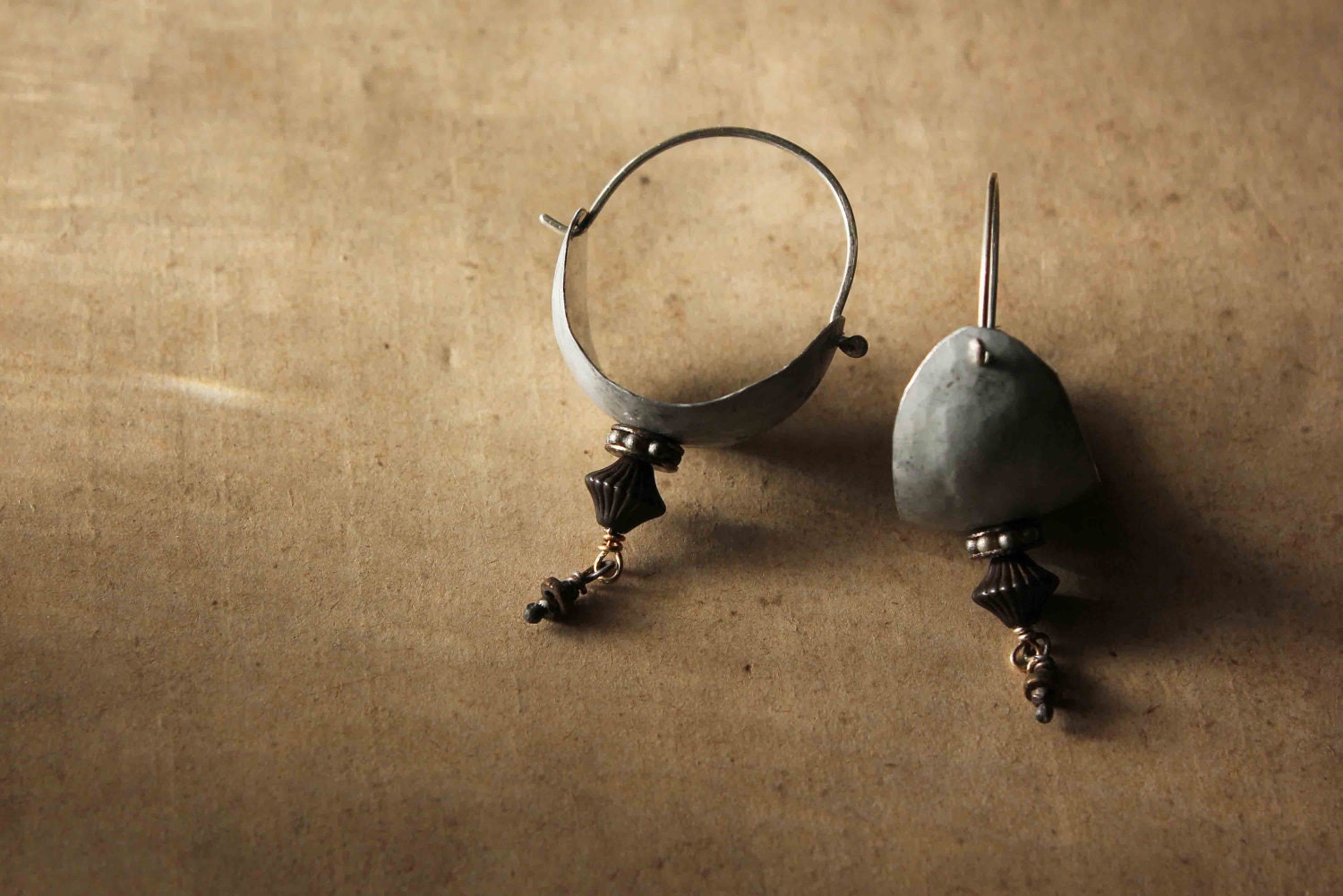Tribales boucles d'oreille - anneaux, métal travaillé et perles anciennes